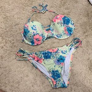 O’Neil swimsuit set pastel green neon florals. Wired bra removable hater strap.